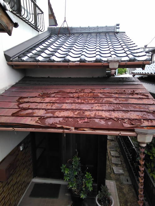 外壁塗装　屋根塗装　塗り替え　広島　大竹　岩国　一軒家　施工前　玄関　庇　板金　補修前