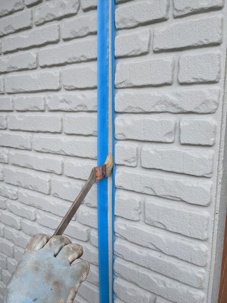 外壁塗装　コーキング打ち替え　施行中